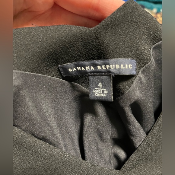 Black deep V neckline dress with gathering at waist. - Picture 3 of 3